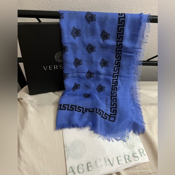 NEW VERSACE blue Medusa Greca Large silk mix shawl scarf - Picture 4 of 15